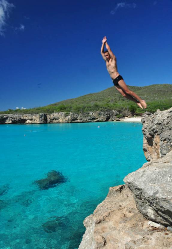 Saltando no mar azul de Groot Knit, no norte de Curaçao